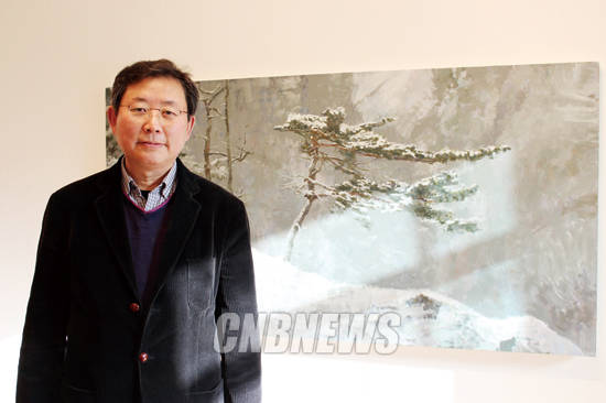 이원희 작가는 눈이 가득 쌓인 설경(雪景)을 그렸다. 모두 그가 발품을 팔고 다니며 몸으로 마주한 한국의 풍경들로, 그 감동을 전하고 싶다고 작가는 말했다. 사진 = 김금영 기자
