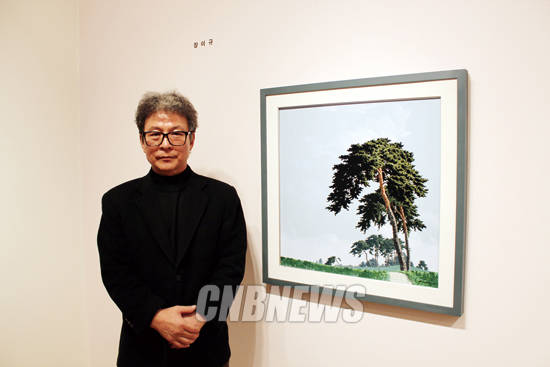 장이규 작가는 녹색 연구의 결정체를 풍경화로 풀어냈다. 그가 그린 그림엔 녹색의 푸르름을 간직한 소나무가 눈에 띈다. 사진 = 김금영 기자