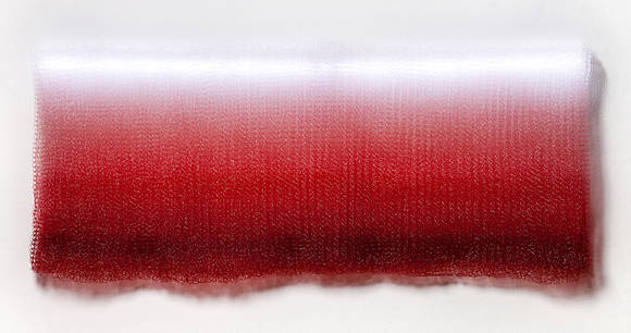 문선영, '당신의 꿈속을 부유하는 붉은 안개'. 115 x 50cm, 낚싯줄, LED, 크로쉐, 염색. 2014. (사진 = 문선영)