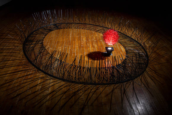 문선영, '오빗(Orbit)'. 가변크기, 낚싯줄, PVC 호스, 케이블타이, 비즈, 염색. 2014. (사진 = 문선영)