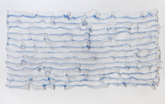 문선영, '웨이브스 13-1(Waves 13-1). 213 x 115cm, 낚싯줄, 크로쉐, 염색. 2013~2014. (사진 = 문선영)