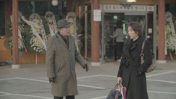 심혜정, '동백꽃이 피면'. 영상 설치, 24분. 2016. (사진 = 미디어극장 아이공)