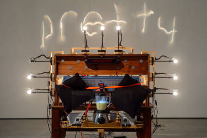 이안번즈, '블렌더(Blender)'. 혼합 매체, 150 x 180 x 80cm. 2014~16.