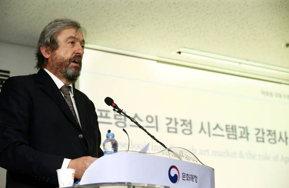 장 미셸 르나드 '프랑스 전문감정가협회' 부회장은 프랑스의 보증서 제도를 소개했다. 토론 시간에서는 "법의 규제가 제약이 아닌 강점이 될 수 있는 요소라고 본다"는 의견을 전했다.(사진=연합뉴스)