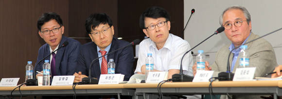 (왼쪽부터) 이대희 고려대 법학전문대학원 교수, 김형걸 굿윌어드바이저리 대표, 최원근 하나금융경영연구소 연구위원, 박우홍 한국화랑협회 회장. 이 교수와 김 대표, 최 연구위원은 "정부의 미술 시장 개입이 필요하다"는 입장을 핀 반면, 박우홍 회장은 이에 우려를 표하며 "시간이 필요하다"고 밝혔다.(사진=예술경영지원센터)