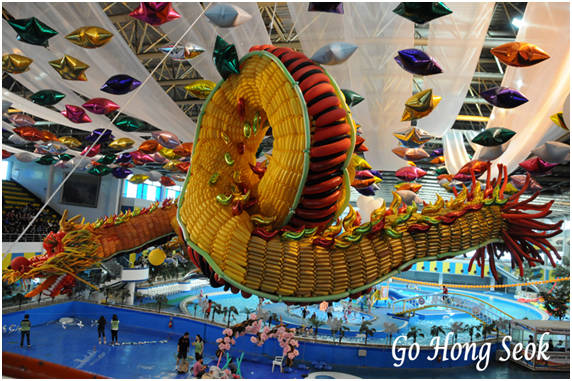 고홍석, ‘승천’. 풍선과 공기, 15 x 15 x 40 m 공간 가변 설치, 2012.