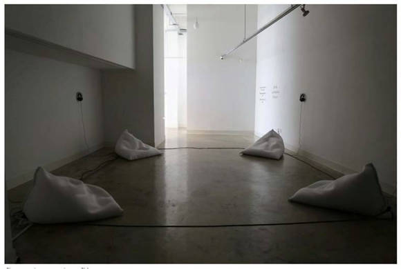 김서량, ‘도시의 소리(Sounds of the City). 쇼파, 헤드폰, mp3 플레이어, 사운드, 가변설치. 2015.