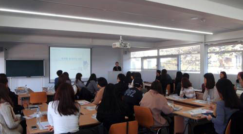 서울옥션이 대학생들을 대상으로 미술시장의 구조 및 미술품 경매 현장 이야기를 전하는 '아트앤옥션' 아카데미를 운영한다.(사진=서울옥션)