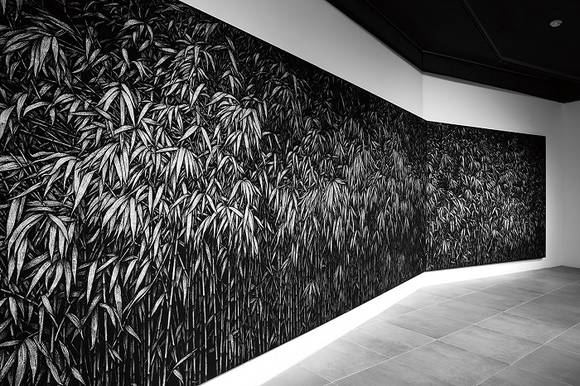 이재삼 작가의 대형 작품이 설치된 전시장 풍경. (사진=해움미술관)