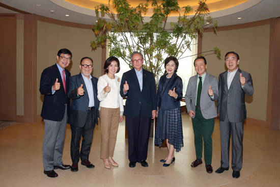 7월 12일 서울 신라호텔에서 한종률 UIA 2017 서울세계건축대회 조직위원장과 선정된 명예위원 6명이 기념촬영을 하고 있다. 왼쪽부터 한종률 조직위원장, 강석원 그룹가건축도시연구소 대표, 나경원 새누리당 의원, 김종성 서울건축종합건축사사무소 명예사장, 홍라희 삼성미술관 리움 관장, 금난새 뉴월드 필하모닉오케스트라 음악감독, 김영호 일산방직 회장. (사진=UIA 서울세계건축대회)