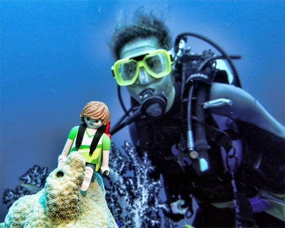 폴 니엘은 80개 이상의 나라를 플레이모빌 피규어와 동행한 과정을 작품으로 표현한다.