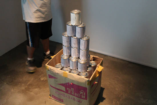 유목연, ‘노숙자 깡통’, 8.5 × 8.5 × 10.5㎝, 혼합 재료, 2016. (사진=안창현 기자)