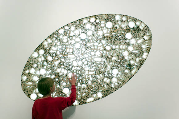 네이튼 클레이븐, '타원(Ellipse)'. 세라믹, 빛, 104 x 180 x 14cm. 2013.