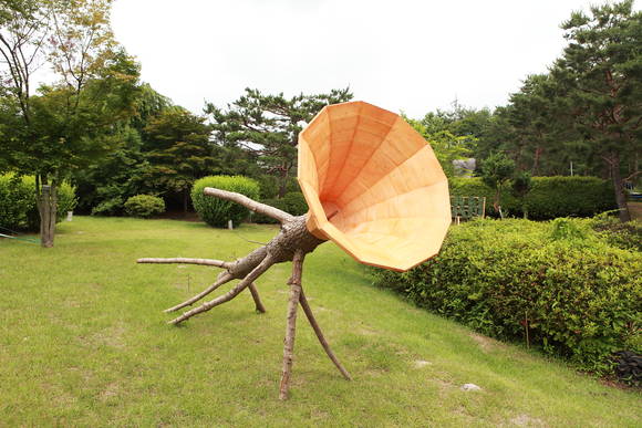 '식물유랑' 展 출품작. 강희준, '옛 사람들을 위한 팡파레'. 목재 고목줄기, 5m. (사진 = 수원시미술전시관)