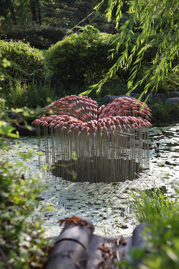 '식물유랑'展 출품작. 류신정, 'Flowers'. 나무에 오일스텐 컬러 스탠봉 스탠판, 1.9x1.9x1.8m. (사진 = 서울시미술전시관)