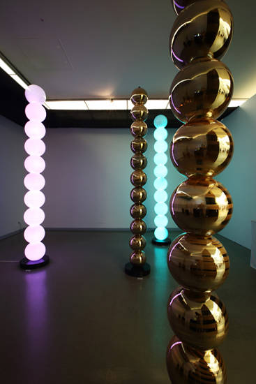 이후창, '일루션(Illusion)'. 유리, 가변설치, 높이 270cm. 2016.