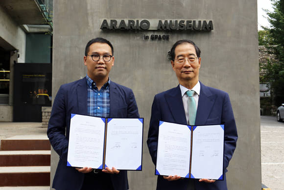 아라리오뮤지엄 김지완 디렉터(왼쪽)와 기후변화센터 한덕수 이사장.(사진=아라리오 뮤지엄)