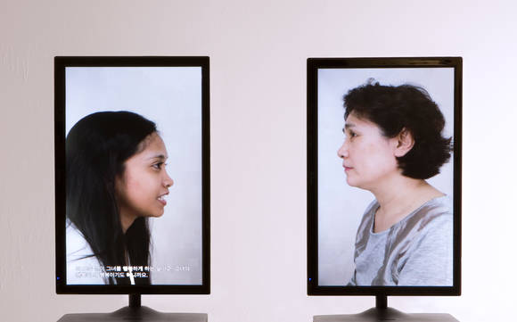 임윤경, 'Q&A'. 가변 크기, 두 채널 영상설치. 2016. (사진 = 스페이스 윌링앤딜링)