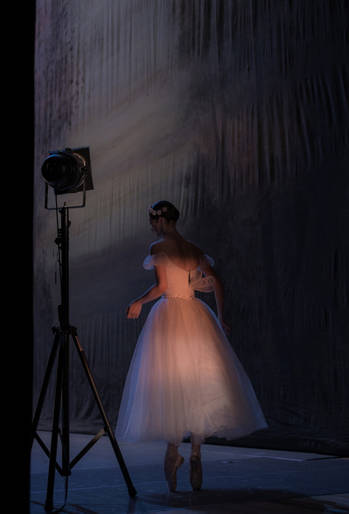 잉가 샤피크, '공연 전'. 37 x 55cm.