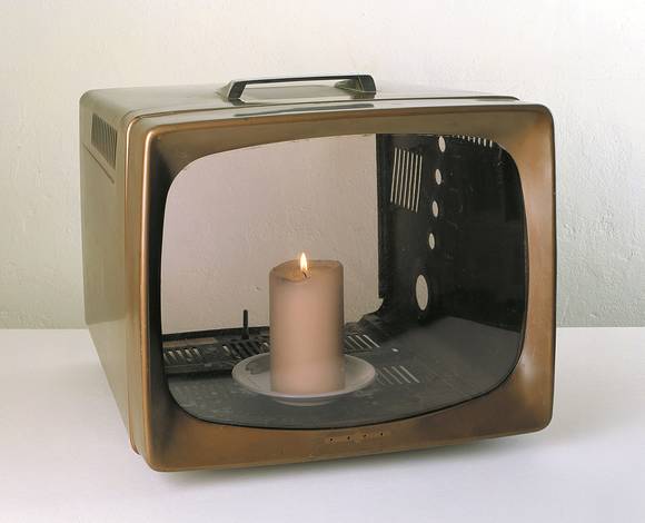 백남준, '촛불 TV', 1975. 텔레비전 케이스, 촛불. 35 x 40 x 43cm. 도록: No. 33, p. 82, 83. ⓒ Nam June Paik. 사진: Roman März.