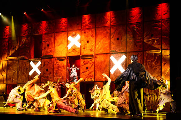 뮤지컬 '노트르담 드 파리'가 예술의전당에서 10월 1~3일 앙코르 공연을 펼친다. 사진은 2016 라이선스 공연의 한 장면.(사진=마스트엔터테인먼트)