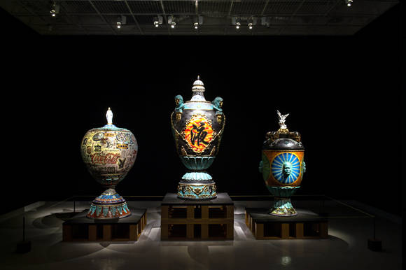 유의정, '동시대 문화 형태 연구'. 도자기, 동, 철, 수금, 백금, 레진, 사진 전사, 350 x 100 x 240cm. 2014.