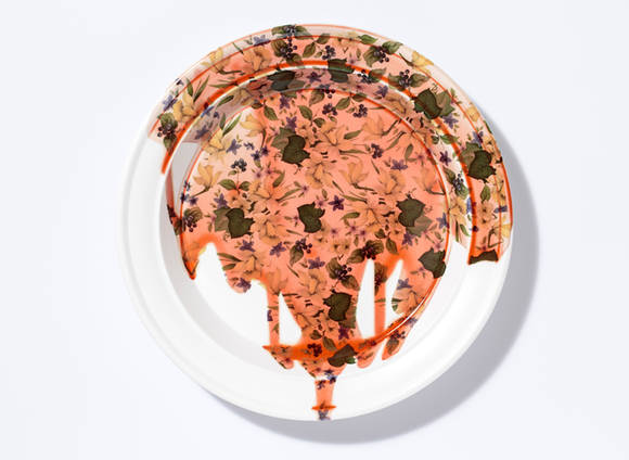 유의정, '이미저리 & 피규레이션(Imagery & Figuration)'. 백자, 유약, 수금, 26.5 x 26.5 x 3.5(t)cm. 2016.