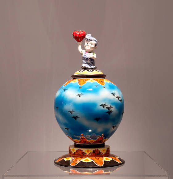 유의정, '클라우드 & 플레인(Cloud & Plane)'. 도자기, 사진 전사, 수금, 36 x 36 x 63cm. 2015.