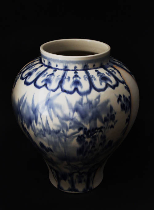 유의정, '이미저리 & 피규레이션 - 블루 & 화이트 드래곤(Imagery & Figuration - Blue & White Dragon)'. 백자, 유약, 수금, 35 x 35 x 44cm. 2016.