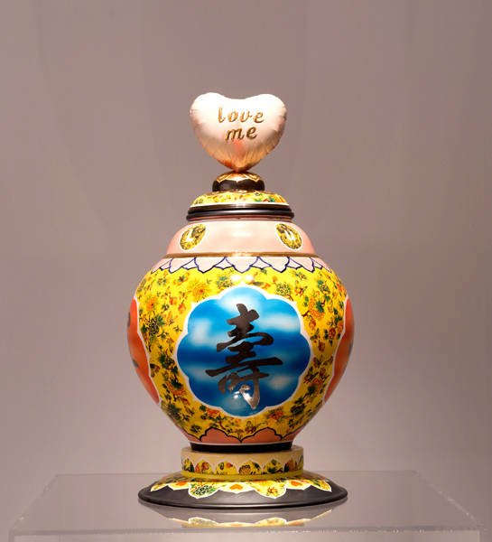 유의정, '2015 신 수복강녕'. 도자기, 사진 전사, 수금, 39 x 39 x 70cm. 2015.