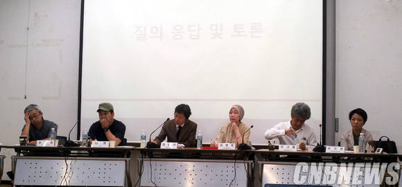 9월 6일 예술가의 집에서 '미술 진흥에 관한 법률안 마련 정책 토론회'가 열렸다. (왼쪽부터) 김노암 아트스페이스 휴 대표, 나현 작가, 최병식 교수, 이명옥 한국사립미술관협회 회장, 안규철 한국예술종합학교 교수, 류지연 국립현대미술관 학예연구관.(사진=김금영 기자)