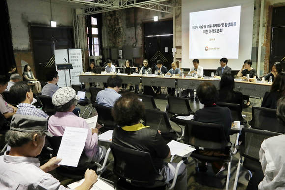 문화체육관광부는 올해 '미술품 유통 투명화 및 활성화를 위한 정책토론회'를 세 차례 여는 등 미술 관련 토론회를 꾸준히 열었다. 토론회마다 많은 미술 관계자가 몰려 관심을 입증했다.(사진=연합뉴스)