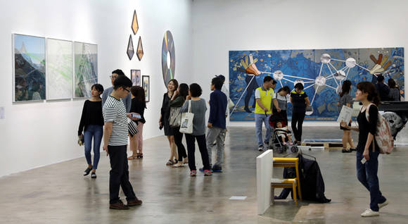 미술 진흥 방안에 대한 꾸준한 논의가 미술계에서 펼쳐지고 있다. 광주 북구 용봉동 비엔날레전시관에서 개막한 2016 광주비엔날레 현장. 사진은 기사의 특정 사실과 관련 없음.(사진=연합뉴스)