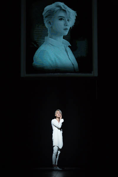 뮤지컬 '도리안 그레이'에서 도리안으로 열연하는 김준수. 무대 배경에 그의 초상화가 가득 펼쳐진다.(사진=씨제스컬쳐)