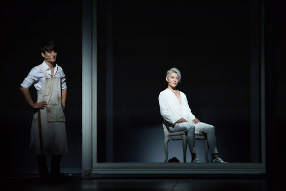 화가 배질 역의 최재웅(왼쪽)과 그의 모델인 도리안 역의 김준수가 호흡을 맞추고 있다.(사진=씨제스컬쳐)