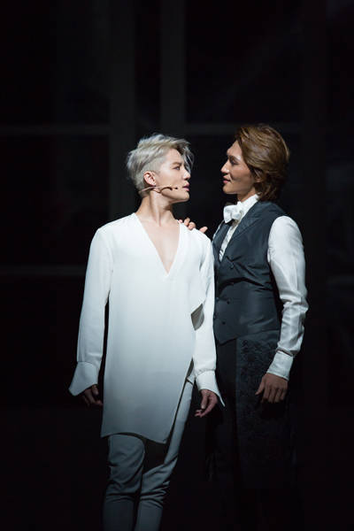 도리안(왼쪽, 김준수 분)은 영원한 아름다움과 죄의식 없는 쾌락을 추구하는 헨리(박은태 분)의 유혹에 점차 빠져들게 된다.(사진=씨제스컬쳐)