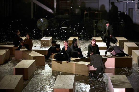 '한국 거리 예술 비평의 현재와 미래'를 주제로 한 포럼이 9월 27일 열린다. 사진 극단 몸꼴의 '멀리있는 무덤'의 한 장면.(사진=Daiyoon Lim)