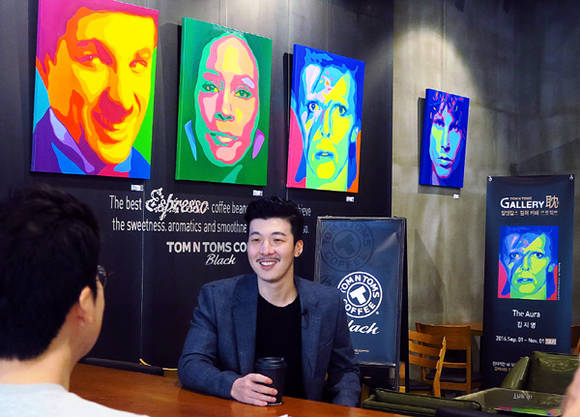 탐앤탐스 블랙 청계광장점은 김지영 작가의 '디 아우라(The Aura)'展을 선보이고 있다.(사진=탐앤탐스)