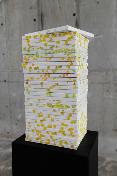 필승, '옆면에 보이는 꽃 그림'. 캔버스에 아크릴 채색, 2016.