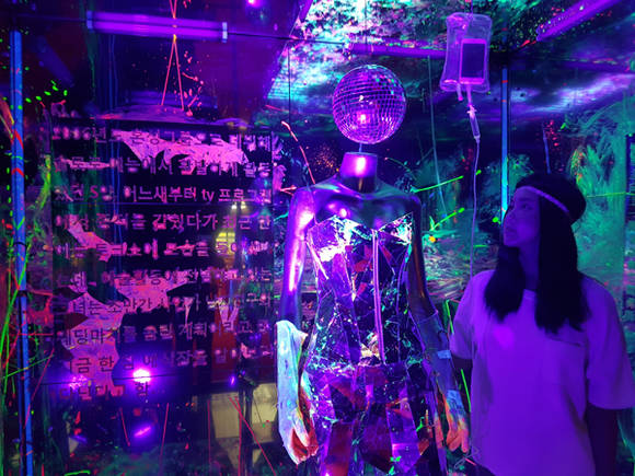 솔비는 9월 셀프 컬래버레이션 세 번째 작품에서 SNS를 활용한 'SNS 월드: 픽션 & 논픽션'을 선보였다.(사진=엠에이피크루)