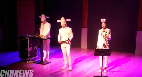 소리꾼 이희문이 ‘2016 서울아트마켓’ 기자 간담회에서 공연을 펼쳤다.(사진=김금영 기자)