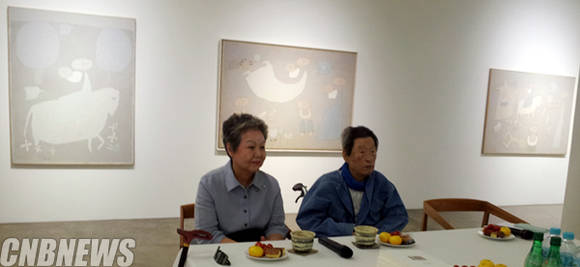 백영수(오른쪽) 화백과 김명애 여사가 함께 전시장에 자리했다. 이번 전시를 위해 백 화백은 아내의 도움을 받으며 열정을 불태웠다.(사진=김금영 기자)