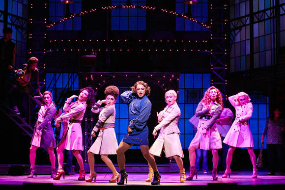 뮤지컬 '킹키부츠'는 폐업 위기에 처한 공장을 어떻게 살릴지 고민하던 찰리가 우연히 드랙퀸(남성이 여성처럼 차려입고 여성처럼 행동하는 것) 롤라를 만나 벌어지는 일을 그린다.(사진=CJ E&M)