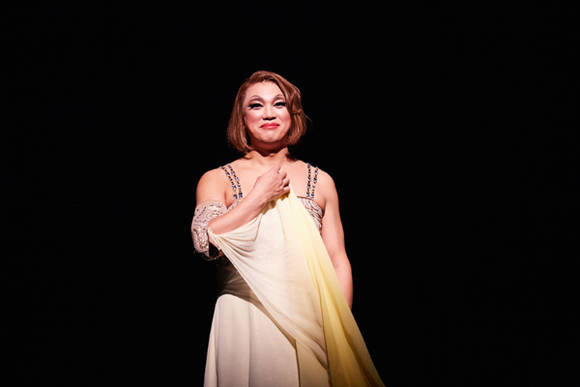 정성화는 드랙퀸 롤라로 등장한다. 어릴 때부터 구두를 신고 춤추는 것을 좋아하던 롤라의 삶을 설득력 있게 보여준다.(사진=CJ E&M)