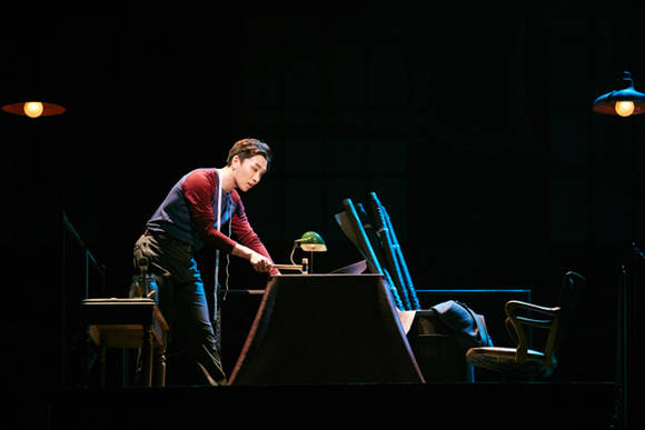 김호영은 찰리 역으로 새로운 도전에 나섰다. 평소의 화려한 이미지를 벗고, 구두 공장을 운영하는 찰리로 분한다.(사진=CJ E&M)