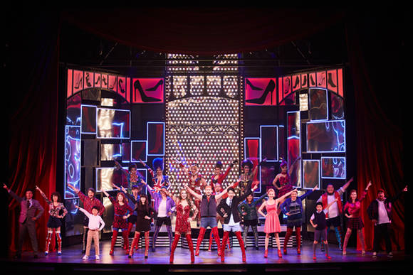 뮤지컬 '킹키부츠'는 화려한 춤과 노래와 더불어 다양성에 관한 이야기를 던지며 울림을 준다.(사진=CJ E&M)