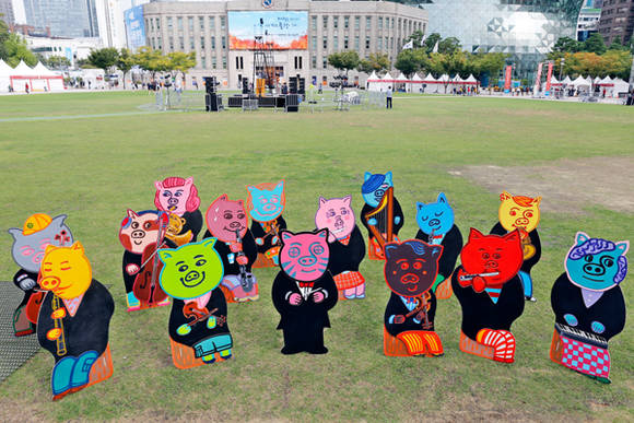 서울광장에 설치된 기부로 오케스트라. 기부로 자판기에 기부를 하면 문화예술을 위한 기금으로 쓰일 예정이다.(사진=서울문화재단)