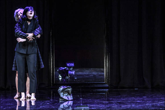 창작극 '함익'에서 재벌 2세인 함익(앞, 최나라 분)과 함익의 분신인 익(이지연 분)이 열연하는 모습. 함익은 자아분열을 일으키며 자신의 분신 앞에서 가장 솔직한 모습을 드러낸다.(사진=세종문화회관)