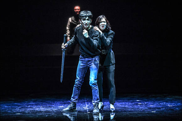 함익(오른쪽, 최나라 분)은 학생 연우(윤나무 분)가 재해석하는 연극 '햄릿'을 통해 동질감과 위안을 느낀다.(사진=세종문화회관)