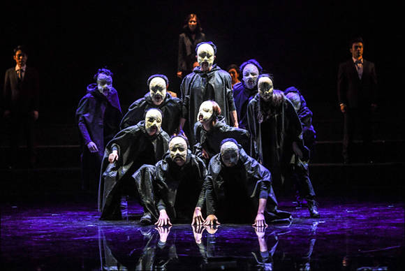 창작극 '함익' 안에는 극중 학생들이 펼치는 '햄릿'의 무대가 펼쳐진다. 현대적 재해석을 거쳐 다른 양상을 보인다.(사진=세종문화회관)